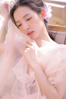 女人戴乳夹图片